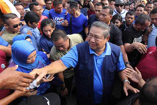 Ketua Umum Partai Demokrat Susilo Bambang Yudhoyono (SBY) menyapa warga saat mengunjungi kota Pekanbaru, Pekanbaru, Riau, Minggu (16/12/2018). - ANTARA/Aswaddy Hamid