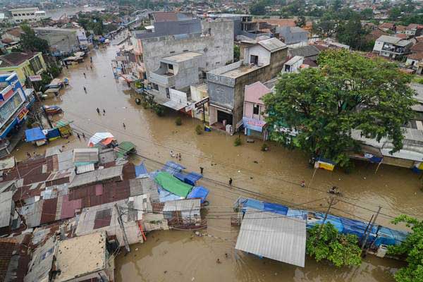 Suasana jalan utama yang terendam banjir di Dayeuhkolot, Kabupaten Bandung, Jawa Barat - ANTARA/Raisan Al Farisi