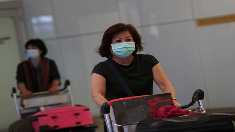 Ilustrasi. Wisatawan menggunakan masker untuk menghindari penularan virus corona, tiba dengan penerbangan dari China di Bandara Internasional Guarulhos di Guarulhos, negara bagian Sao Paulo, Brasil, 26 Januari 2020. - Reuters 