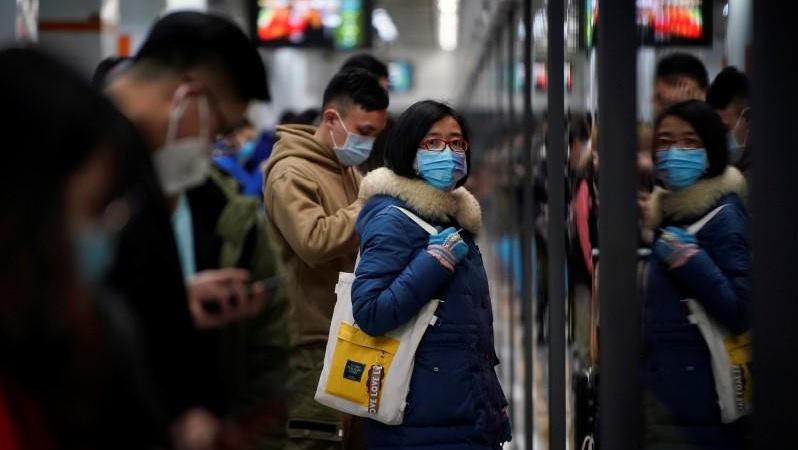 Warga beraktivitas dengan memakai masker di Shanghai, China. - Reuters