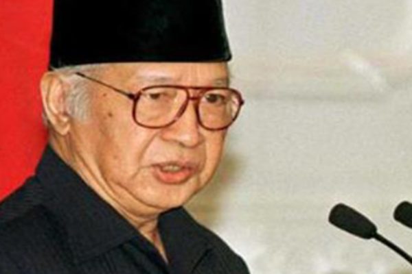 Presiden ke/2 RI Soehartosaat menyatakan mundur dari jabatannya di istana Negara, Jakarta. Tepat hari ini, 12 tahun yang lalu mantan Kepala Negara itu dimakamkan di Karanganyar