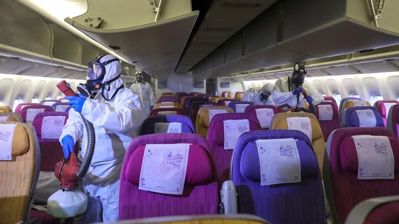 Anggota kru Thai Airways mendisinfeksi kabin pesawat sebagai prosedur untuk mencegah penyebaran coronavirus di Bandara Internasional Suvarnabhumi, Thailand, 28 Januari 2020. -  REUTERS / Athit Perawongmetha