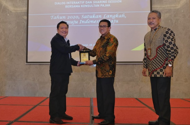 Kepala Kanwil DJP Jawa Barat I Neilmaldrin Noor (tengah) - Istimewa
