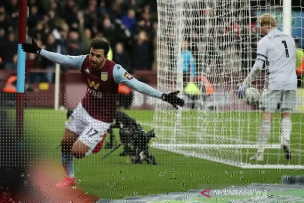 Pemain Aston Villa merayakan gol kedua ke gawang Leicester. 