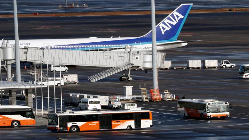 Sebuah pesawat Boeing 767-300ER yang disewa oleh pemerintah Jepang, diyakini membawa warga Jepang yang dievakuasi yang tinggal di Wuhan mendarat di bandara Haneda di tengah wabah virus corona di Cina, di Tokyo, Jepang 29 Januari 2020.  - Reuters