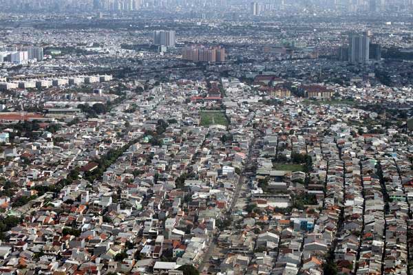 Foto udara kawasan padat penduduk di Jakarta, Kamis (20/12/2018). - ANTARA/Yulius Satria Wijaya