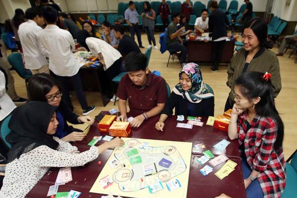 Peserta mengikuti permainan literasi keuangan dengan board games di acara final FWD Olympic 2017 di Jakarta, Kamis (23/11). - JIBI/Abdullah Azzam 