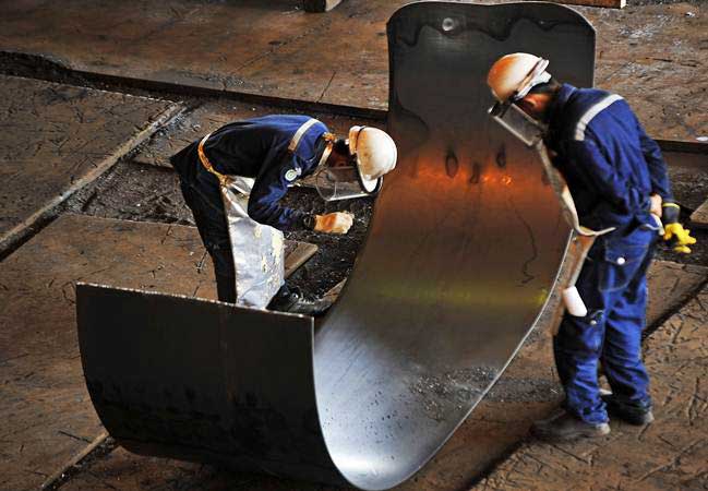 Pekerja memeriksa kualitas lempengan baja panas di pabrik pembuatan hot rolled coil (HRC) PT Krakatau Steel (Persero) Tbk di Cilegon, Banten, Kamis (7/2/2019). - ANTARA/Asep Fathulrahman