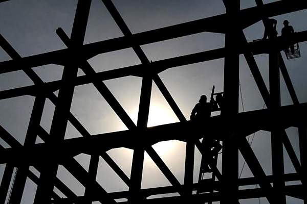 Pekerja beraktivitas di proyek pembangunan pabrik. - JIBI/Nurul Hidayat