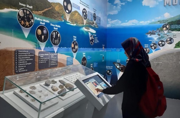 Pengunjung saat mengeksplor ruang Sejarah Kehidupan di Museum Geologi Bandung - Bisnis/Novianti