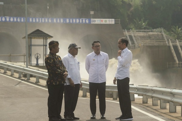 (kiri ke kanan) Bupati Bandung Dadang Naser, Menteri PUPR Basuki Hadimuljono, Gubernur Jabar Ridwan Kamil dan Presiden Joko Widodo saat meresmikan Terowongan Nanjung hari ini. - Istimewa