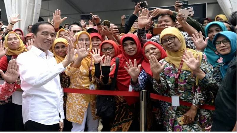 Presiden Joko Widodo menyapa masyarakat dalam acara Pencanangan Gerakan Maju Bersama Menuju Eliminasi Tuberkulosis (TBC) 2030 di Cimahi Techno Park, Cimahi, Selasa (29/1/2020).  - Antara