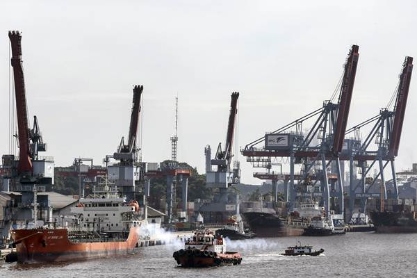Aktivitas bongkar muat di pelabuhan boom baru Pelindo II Palembang, Sumatra Selatan, Jumat (4/1/2019). - ANTARA/Nova Wahyudi