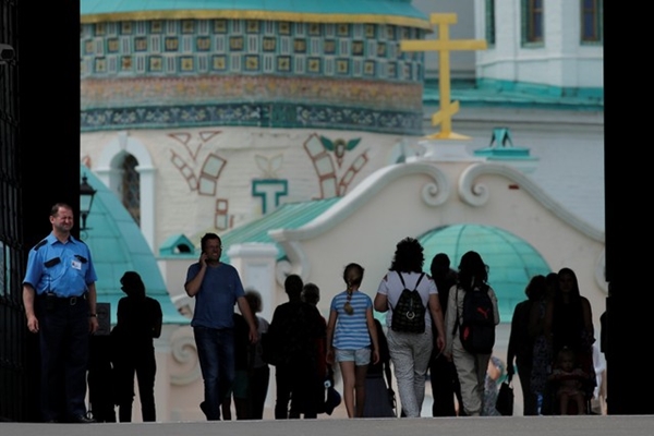 Turis berjalan di biara Yerusalem Baru di Istra di luar Moskow, Rusia - REUTERS / Maxim Shemetov
