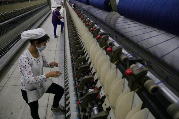 Ilustrasi kegiatan di pabrik tekstil - Reuters