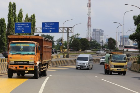 Sejumlah truk melintas di ruas tol Jakarta-Tangerang - Antara/Fauzan