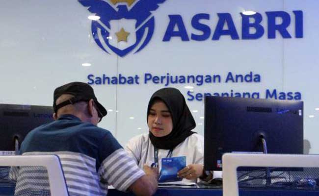 Aktivitas layanan nasabah di kantor PT Asuransi Sosial Angkatan Bersenjata Republik Indonesia (Persero) atau Asabri di Jakarta, Kamis (16/1/2020). Bisnis - Dedi Gunawan