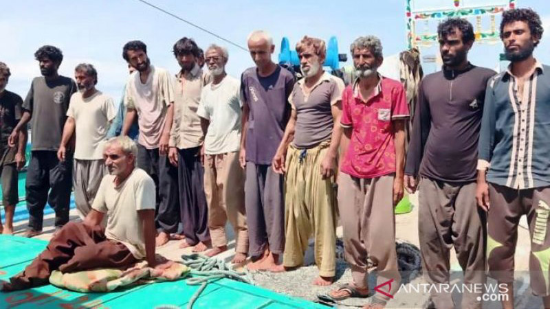 Sebanyak 14 WNA asal Iran masih diamankan di atas kapal setelah terdampar di perairan Meulaboh, Ibu Kota Kabupaten Aceh Barat, setelah kapal yang ditumpangi warga asing ini rusak sejak berada di kawasan Maladewa (Maldives), Selasa (28/1/2020). - Antara/ Kantor Imigrasi Meulaboh