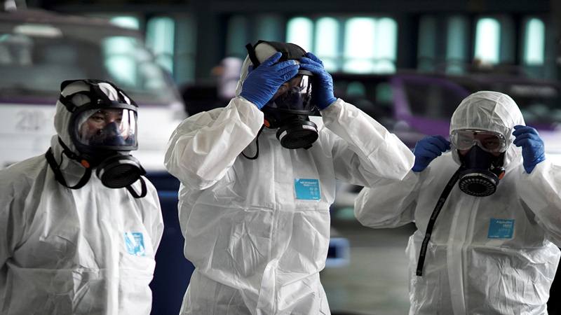 Anggota kru Thai Airways mempersiapkan diri sebelum mendisinfeksi kabin pesawat untuk mencegah penyebaran virus corona di Bandara Internasional Suvarnabhumi, Bangkok, Thailand, 28 Januari. - Reuters