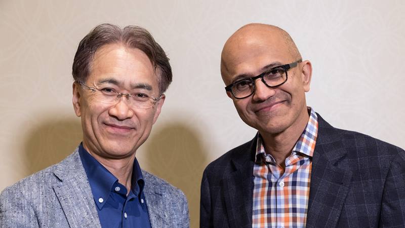 CEO Sony Corporation Kenichiro Yoshida (kiri) dan CEO Microsoft Corporation Satya Nadella. - REUTERS