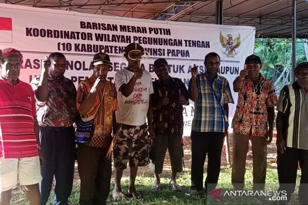 Ketua Umum BMP Pegunungan Tengah Papua wilayah La Pago Simon Salmon Walilo (tiga kiri) bersama rekan-rekannya ketika berikan keterangan pers di Jayapura, Rabu (29/1/2020). - Antara/Alfian Rumagit
