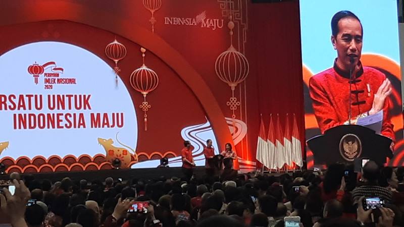 Presiden Joko Widodo memberi rambutan dalam Perayaan Imlek Nasional 2020 di Indonesia Convention Exhibition (ICE) BSD, Tangerang Selatan, Kamis (30/1/2020). JIBI - Bisnis/ Muhammad Khadafi.