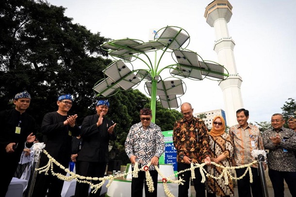 Peresmian solar tree di area Alun-alun Kota Bandung - Bisnis/Dea Andriyawan