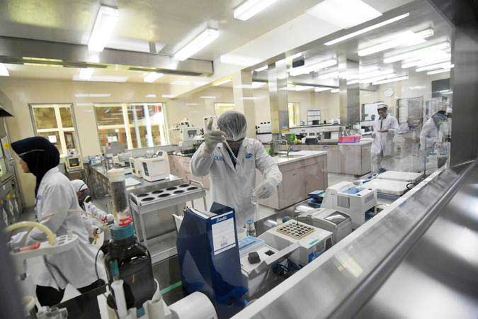 Pekerja farmasi beraktivitas memproduksi obat di pabrik Pfizer Indonesia, Jakarta Timur, Senin (29/4/2019). - ANTARA/Indrianto Eko Suwarso