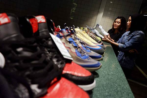 Pengunjung memperhatikan koleksi sepatu di sela-sela konferensi pers BCA Jakarta Sneaker Day 2019, di Jakarta, Jumat (18/1/2019). - Bisnis/Nurul Hidayat