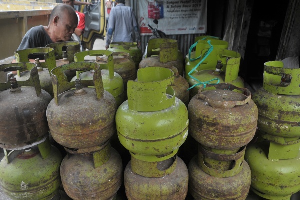 Pekerja merapikan susunan tabung LPG 3 kg di salah satu agen LPG di Palembang, Sumsel, Kamis (16/1/2020). Pemerintah berencana melakukan pencabutan subsidi LPG 20 kg dan mengganti subsidi dalam bentuk skema tertutup langsung kepada masyarakat pada pertengahan 2020. - ANTARA FOTO/Feny Selly
