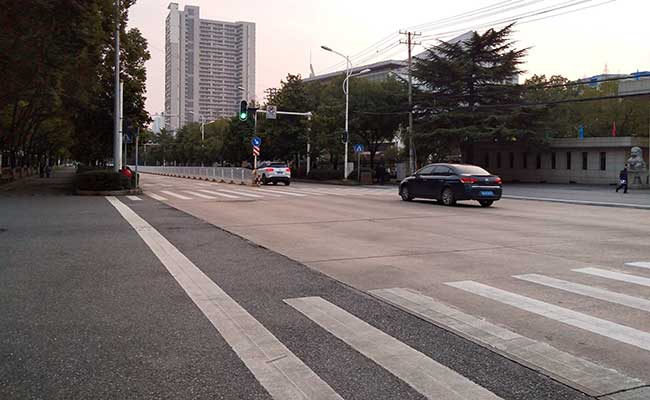 Jalan kosong terlihat di Wuhan, provinsi Hubei, China, Selasa (28/1/2020). Instagram - emilia via Reuters