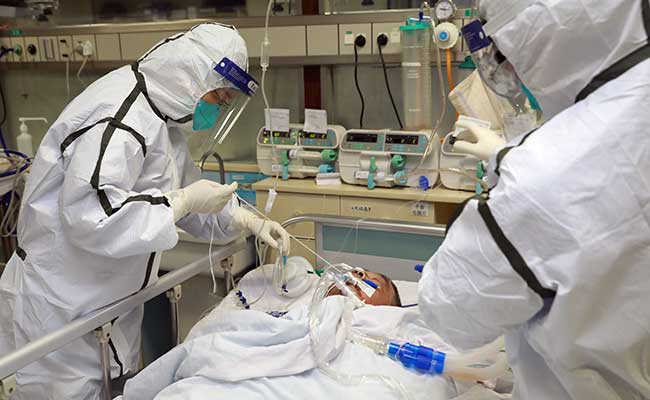 Tenaga medis menggunakan pakaian pelindung khusus saat merawat pasien yang terinfeksi virus corona di Rumah Sakit Zhongnan, Universitas Wuhan, di Wuhan, Provinsi Hubei, China Senin(27/1 -  2020). China Daily via Reuters