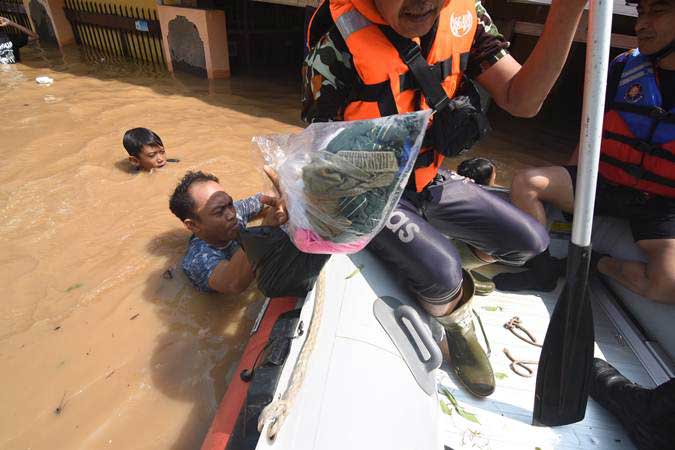 Warga bertahan di rumahnya saat banjir melanda kawasan Rawajati, Jakarta Selatan, Jumat (26/4/2019). - ANTARA/Indrianto Eko Suwarso