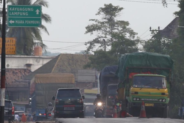 Truk sarat muatan melintasi jalur lintas Sumatra Timur di Kayu Agung, Ogan Komering Ilir, Jumat (3/5/2019). - Bisnis/Tim Jelajah Infrastruktur Sumatra 2019/Abdullah Azzam.