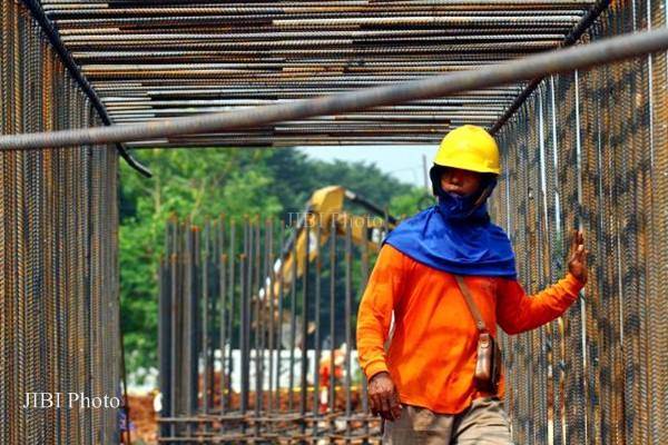 Pekerja menyelesaikan pembangunan rangka baja proyek infrastruktur di Jakarta. - JIBI/Dwi Prasetya 