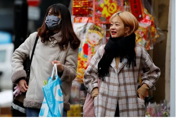 Sejumlah warga memakai masker saat berjalan menuju stasiun bawah tanah kereta subway di Kota Beijing, China, Selasa (21/1/2020). - Reuters