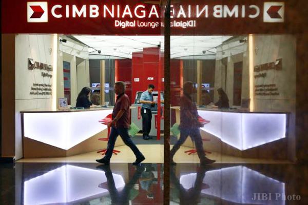 Karyawan beraktivitas di kantor cabang CIMB Niaga di Jakarta, Jumat (17/2). - JIBI/Abdullah Azzam