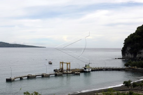 Ilustrasi - Sebuah perahu melintas di dekat dermaga Pelabuhan Nangakeo, Ende, NTT. - Bisnis/Antara