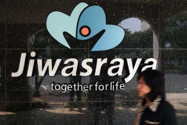 Warga melintas di dekat logo Asuransi Jiwasraya di Jakarta, Kamis (25/12/2019). Bisnis - Himawan L Nugraha