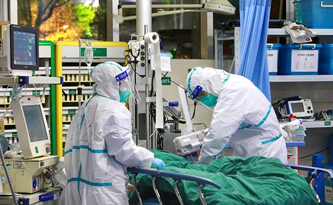 Tenaga medis menggunakan pakaian pelindung khusus saat merawat pasien yang terinfeksi virus corona di Rumah Sakit Zhongnan, Universitas Wuhan, di Wuhan, Provinsi Hubei, China Rabu (28/1 -  2020). China Daily via Reuters