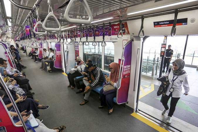 Penumpang menaiki kereta MRT pada hari pertama fase operasi secara komersial (berbayar) di Stasiun MRT Lebak Bulus, Jakarta, Senin (1/4/2019). - ANTARA/Nova Wahyudi