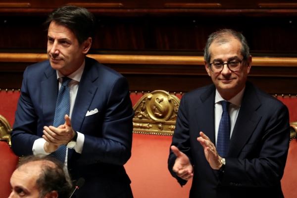Perdana Menteri (PM) Italia Giuseppe Conte dan Menteri Ekonomi Italia Giovanni Tria menghadiri debat di Senat, Roma, Italia, Rabu (19/12/2018). - Reuters/Tony Gentile