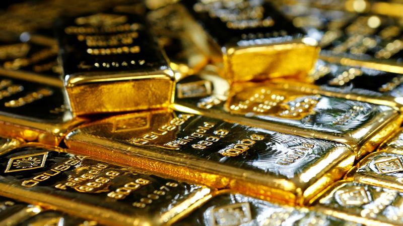Emas batangan di Pabrik Pemisahan Emas dan Perak Austria 'Oegussa' di Wina, Austria. -  REUTERS / Leonhard Foeger