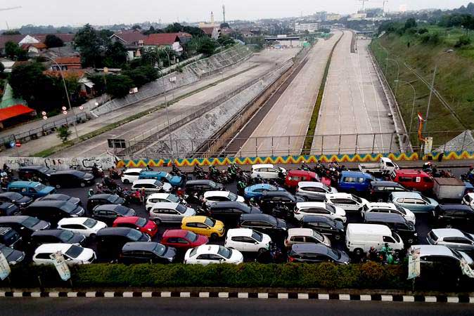 Kendaraan bermotor terjebak kemacetan lalu lintas di jalan di atas Tol Cinere-Jagorawi (Cijago) seksi II yang belum beroperasi di Depok, Jawa Barat, Sabtu (11/5/2019). - ANTARA/Yulius Satria Wijaya