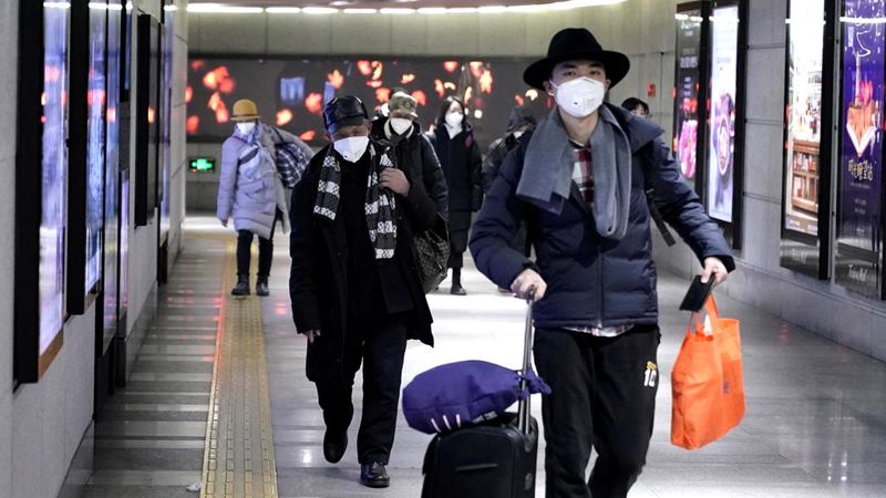Warga memakai masker berjalan melalui lorong bawah tanah ke kereta bawah tanah di Beijing, China, 21 Januari 2020 di tengah merebaknya coronavirus. -  REUTERS / Jason Lee
