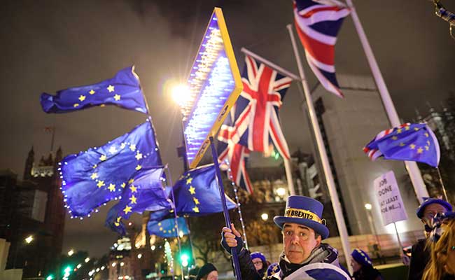 Aksi protes anti-Brexit menggelar unjuk rasa di luar Gedung Parlemen di London, Inggris (30/1 - 2020). Reuters