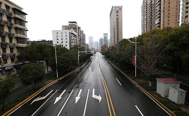 Suasana jalan setelah pemerintah Wuhan mengumumkan penutupan kota setelah virus corona menuyebar di Wuhan, Provinsi Hubei, China. Foto diambil (26/1 - 2020). China Daily via Reuters