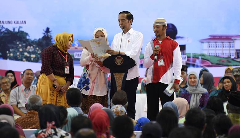 Presiden Joko Widodo (tengah) saat berbincang dengan penerima Sertifikat Tanah untuk Rakyat di Pangkalpinang, Kepulauan Bangka Belitung, Kamis (14/3/2019). - ANTARA/Puspa Perwitasari