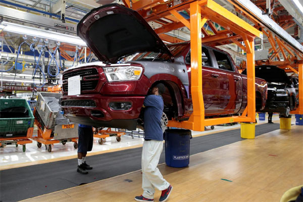 Pekerja perakitan mobil Fiat Chrysler membangun 2019 truk pickup Ram di 'Vertical Adjusting Carriers' di Pabrik Perakitan FCA Sterling Heights di Sterling Heights, Michigan, AS, 22 Oktober 2018.  - REUTERS/Rebecca Cook