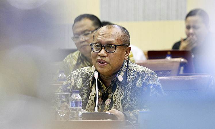 Direktur Utama BPJS Ketenagakerjaan Agus Susanto menyampaikan paparan pada rapat dengar pendapat dengan Komisi IX DPR di Kompleks Parlemen, Senayan, Jakarta, Senin (11/2/2019). - ANTARA/Dhemas Reviyanto